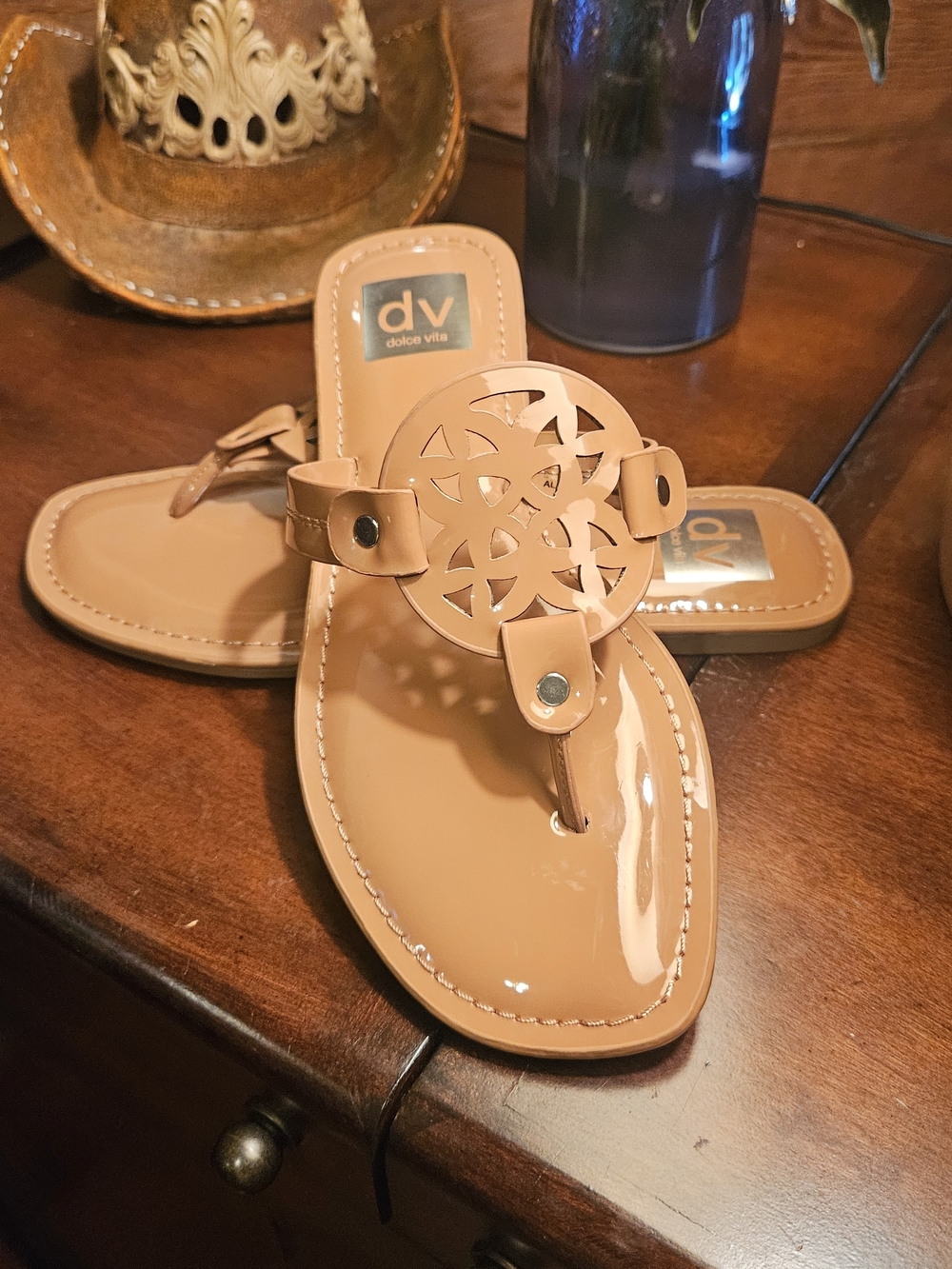 DV by Dolce Vita Women's Tan Patent Thong Sandals
